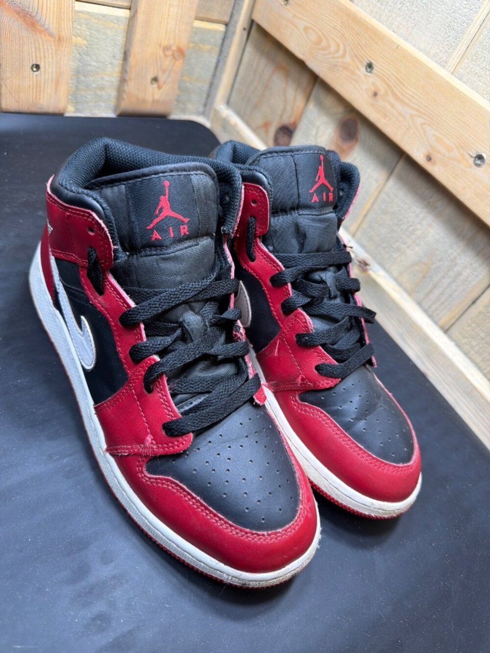 Air Jordan 1 Mid Bred Toe GS Youth 6.5Y Sneakers Red Black DQ8423-061 - Picture 2 of 9